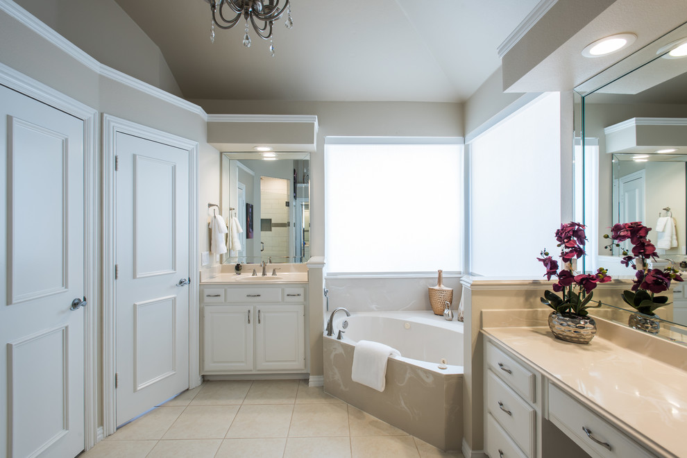 Inspiration pour une salle de bain principale traditionnelle de taille moyenne avec un placard avec porte à panneau surélevé, des portes de placard blanches, un mur beige, une baignoire d'angle, un sol en carrelage de céramique, un lavabo intégré, un sol beige et un plan de toilette blanc.