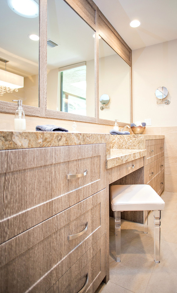 Идея дизайна: главная ванная комната среднего размера в стиле неоклассика (современная классика) с плоскими фасадами, светлыми деревянными фасадами, отдельно стоящей ванной, душем в нише, бежевой плиткой, синей плиткой, коричневой плиткой, стеклянной плиткой, бежевыми стенами, полом из керамогранита, врезной раковиной, столешницей из кварцита, бежевым полом и душем с распашными дверями