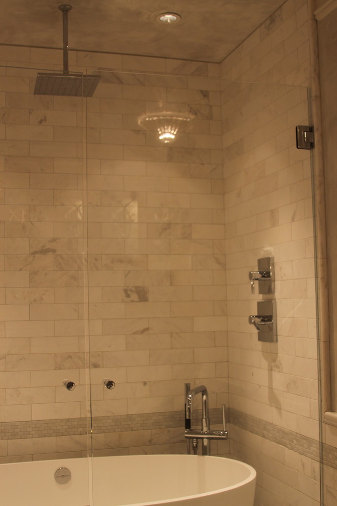 Idéer för att renovera ett mellanstort vintage en-suite badrum, med ett fristående handfat, luckor med profilerade fronter, beige skåp, marmorbänkskiva, ett fristående badkar, en dusch/badkar-kombination, en toalettstol med hel cisternkåpa, flerfärgad kakel, stenkakel, grå väggar och marmorgolv