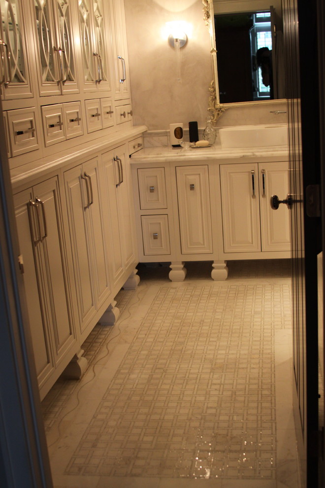 Bild på ett mellanstort vintage en-suite badrum, med ett fristående handfat, luckor med profilerade fronter, beige skåp, marmorbänkskiva, ett fristående badkar, en dusch/badkar-kombination, en toalettstol med hel cisternkåpa, flerfärgad kakel, stenkakel, grå väggar och marmorgolv