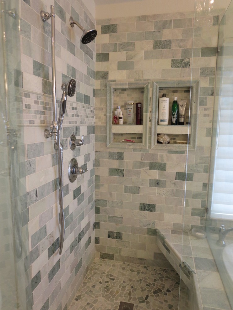 На фото: главная ванная комната среднего размера в стиле неоклассика (современная классика) с фасадами в стиле шейкер, белыми фасадами, накладной ванной, угловым душем, унитазом-моноблоком, зеленой плиткой, мраморной плиткой, зелеными стенами, мраморным полом, врезной раковиной, мраморной столешницей, зеленым полом и душем с распашными дверями с