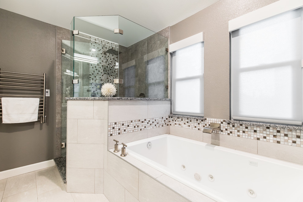 Foto på ett mellanstort vintage flerfärgad en-suite badrum, med ett platsbyggt badkar, flerfärgad kakel, mosaik, beige väggar, granitbänkskiva och beiget golv