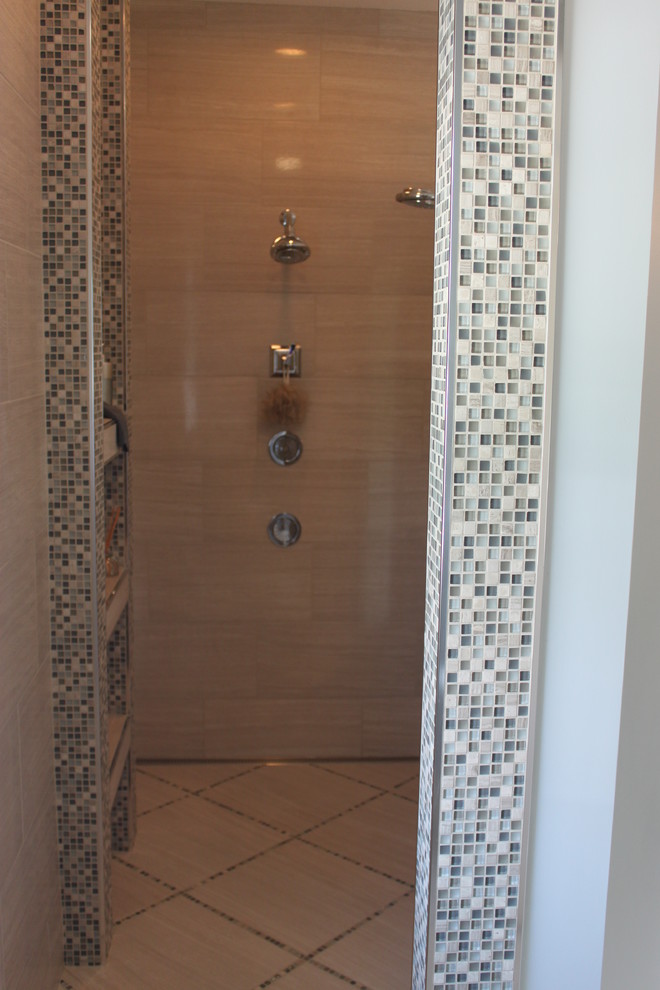 Idéer för att renovera ett stort vintage en-suite badrum, med en öppen dusch, grå kakel, porslinskakel och klinkergolv i porslin