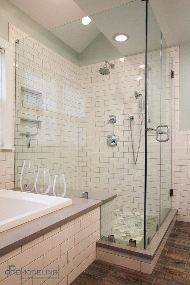 Immagine di una stanza da bagno padronale classica di medie dimensioni con ante in stile shaker, ante bianche, vasca da incasso, piastrelle bianche, lavabo rettangolare, pareti bianche, pavimento con piastrelle in ceramica e piastrelle diamantate