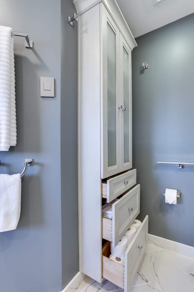 На фото: большая главная ванная комната в стиле неоклассика (современная классика) с фасадами с утопленной филенкой, серыми фасадами, угловым душем, врезной раковиной, столешницей из искусственного кварца и душем с распашными дверями