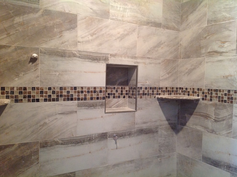 Idée de décoration pour une grande salle de bain principale tradition avec une douche ouverte, un carrelage gris, des carreaux de porcelaine, un sol en galet et un sol multicolore.