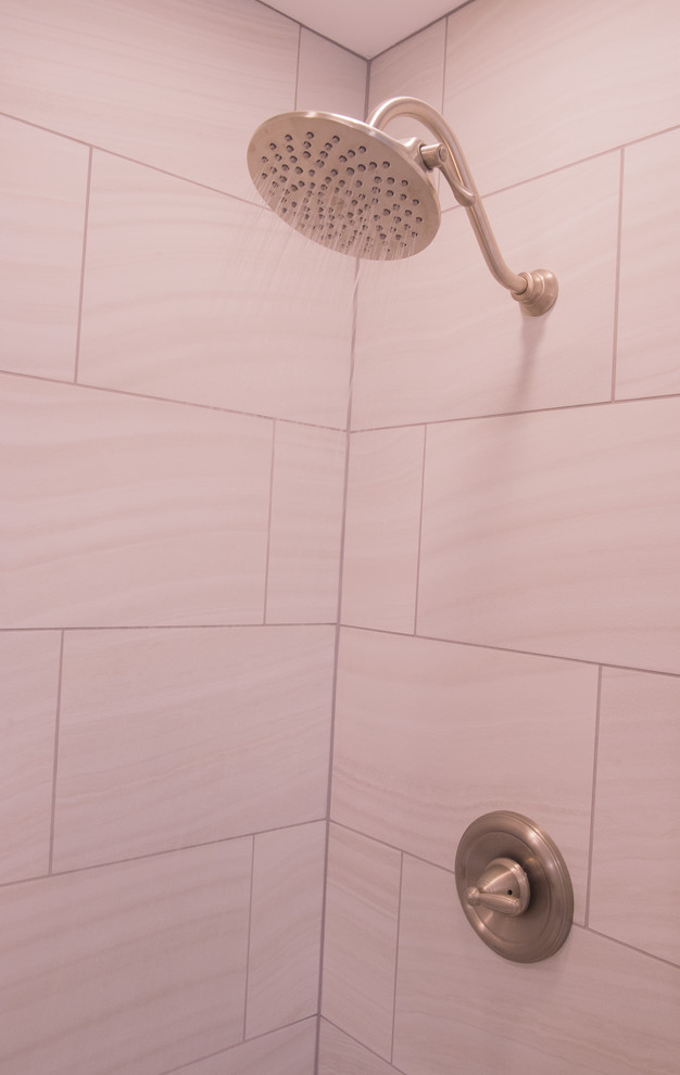 Idée de décoration pour une petite salle de bain tradition avec un placard avec porte à panneau surélevé, des portes de placard grises, un carrelage beige, des carreaux de porcelaine, un mur gris, un sol en carrelage de céramique, un lavabo encastré, un plan de toilette en marbre, un sol gris et une cabine de douche avec un rideau.