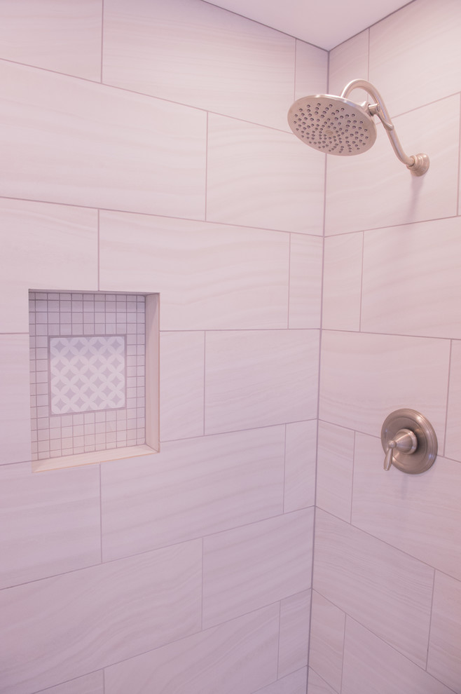 Пример оригинального дизайна: маленькая ванная комната в классическом стиле с фасадами с выступающей филенкой, серыми фасадами, душем в нише, бежевой плиткой, керамогранитной плиткой, серыми стенами, полом из керамической плитки, душевой кабиной, врезной раковиной, мраморной столешницей, серым полом и шторкой для ванной для на участке и в саду
