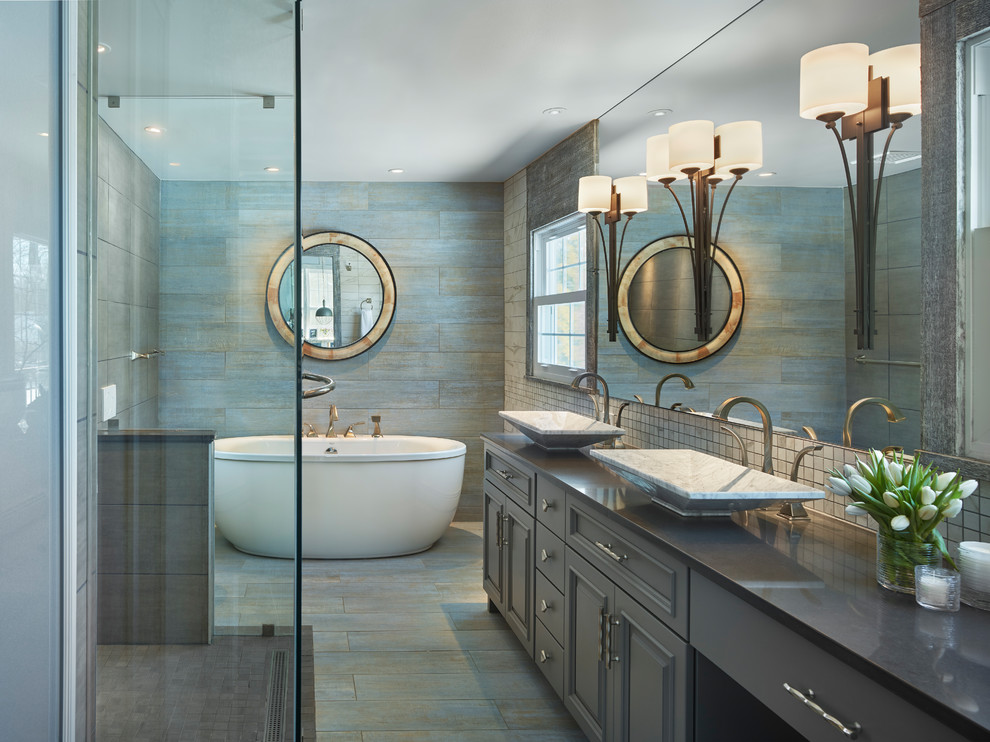 Идея дизайна: большая главная ванная комната в стиле неоклассика (современная классика) с фасадами с выступающей филенкой, серыми фасадами, отдельно стоящей ванной, душем без бортиков, инсталляцией, серой плиткой, керамогранитной плиткой, разноцветными стенами, полом из керамогранита, настольной раковиной, столешницей из искусственного кварца, синим полом и открытым душем