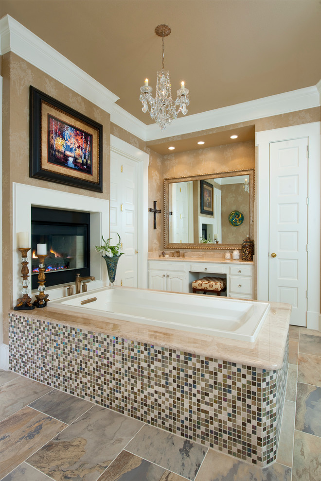 Cette image montre une salle de bain traditionnelle avec mosaïque et un carrelage beige.