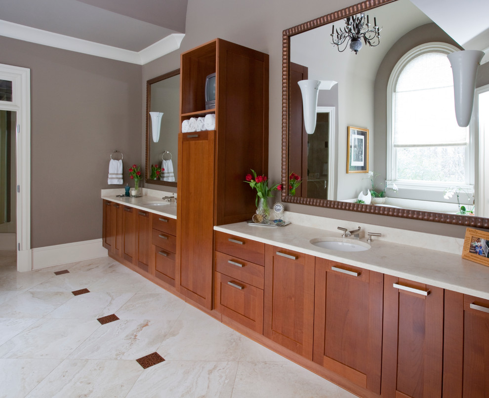 Idéer för ett mycket stort klassiskt badrum, med ett väggmonterat handfat, släta luckor, skåp i mellenmörkt trä, ett badkar i en alkov, en dubbeldusch, en toalettstol med hel cisternkåpa, brun kakel, stenkakel, bruna väggar och travertin golv