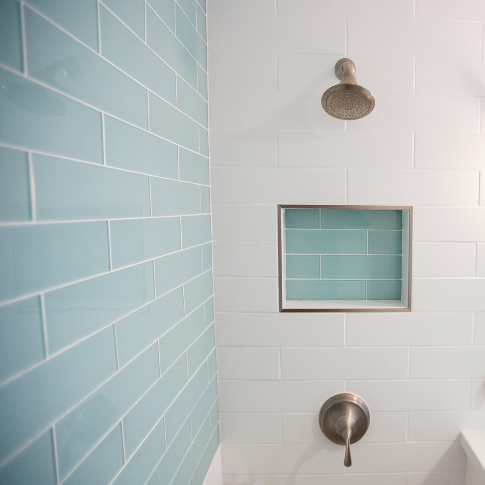 Idées déco pour une douche en alcôve classique avec un carrelage bleu, un carrelage blanc et un carrelage métro.