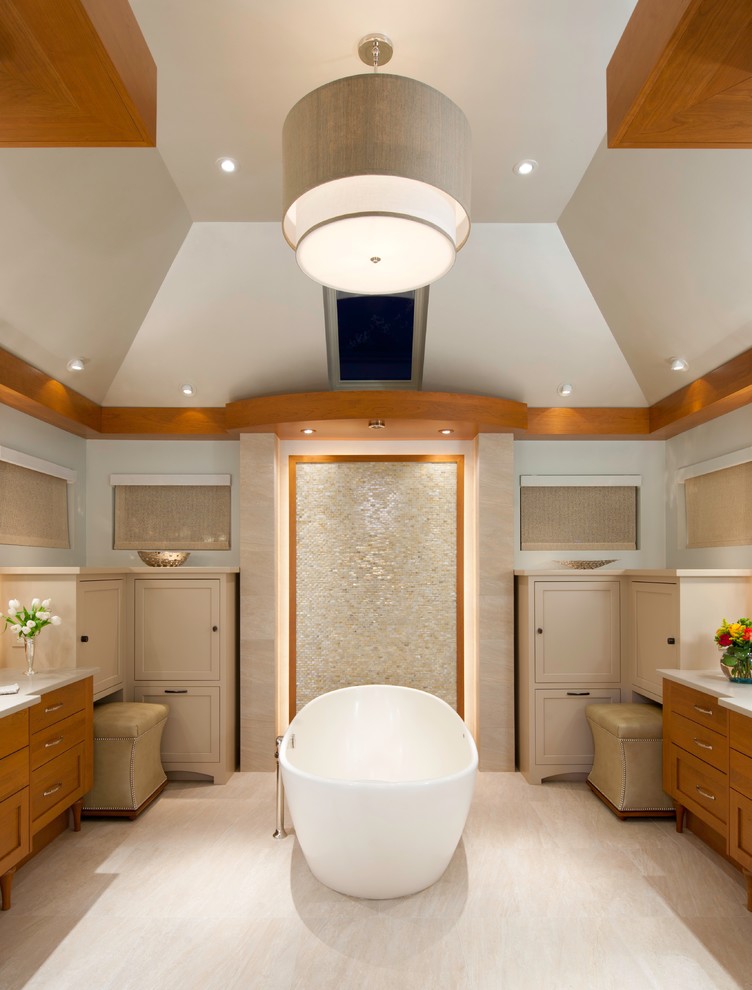Bild på ett stort vintage en-suite badrum, med ett fristående handfat, luckor med upphöjd panel, skåp i mellenmörkt trä, bänkskiva i glas, ett fristående badkar, en dubbeldusch, beige kakel, porslinskakel, grå väggar och klinkergolv i porslin
