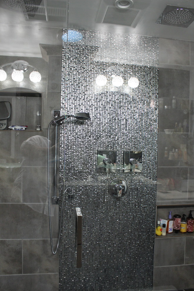 Inspiration för ett vintage en-suite badrum, med ett fristående handfat, luckor med upphöjd panel, grå skåp, marmorbänkskiva, ett badkar med tassar, grå kakel, glaskakel, grå väggar, klinkergolv i keramik, en dusch i en alkov och dusch med gångjärnsdörr