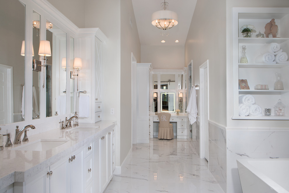 Свежая идея для дизайна: главная ванная комната среднего размера в классическом стиле с фасадами в стиле шейкер, белыми фасадами, отдельно стоящей ванной, белой плиткой, белыми стенами, мраморным полом, врезной раковиной, мраморной столешницей и зеркалом с подсветкой - отличное фото интерьера