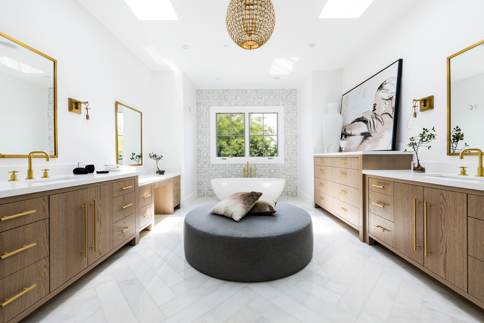 Idéer för vintage en-suite badrum, med släta luckor, skåp i mellenmörkt trä, ett fristående badkar, flerfärgad kakel, vita väggar, ett undermonterad handfat och vitt golv