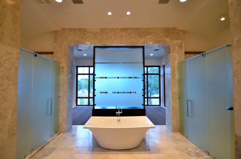 Großes Modernes Badezimmer En Suite mit freistehender Badewanne, Duschnische, Linoleum, beigem Boden und Falttür-Duschabtrennung in Austin