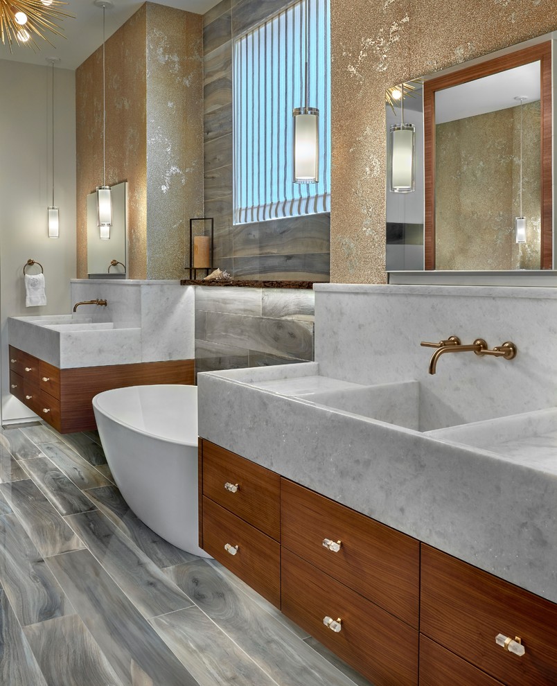 Idéer för att renovera ett stort vintage en-suite badrum, med ett fristående badkar, porslinskakel, klinkergolv i porslin, bänkskiva i kvartsit och grått golv