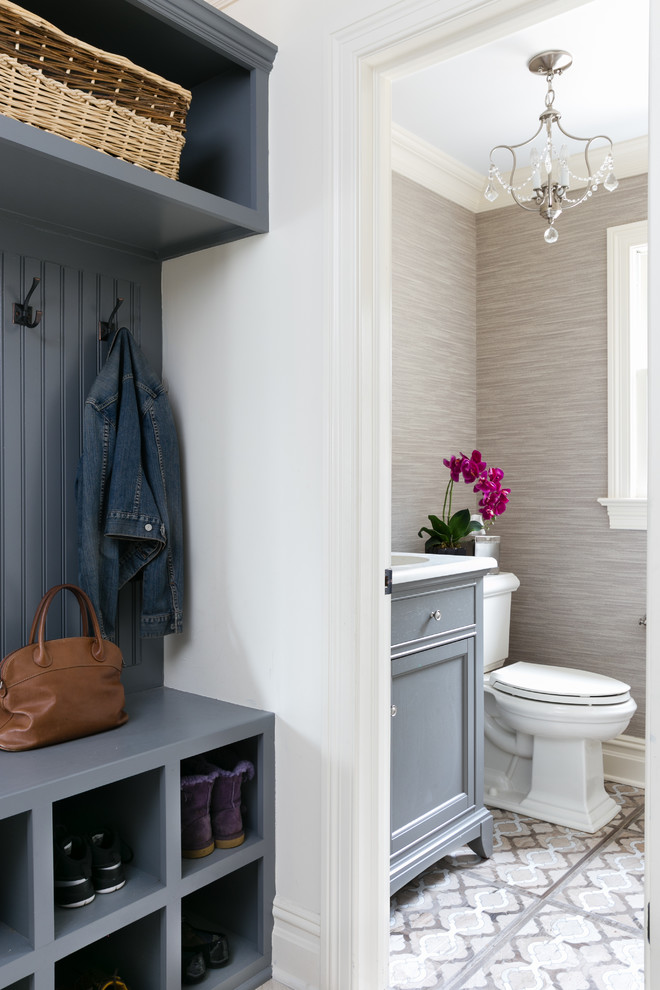 Exempel på ett litet klassiskt vit vitt badrum med dusch, med klinkergolv i porslin, möbel-liknande, grå skåp, en toalettstol med hel cisternkåpa, beige kakel, beige väggar, ett undermonterad handfat, bänkskiva i kvarts och beiget golv