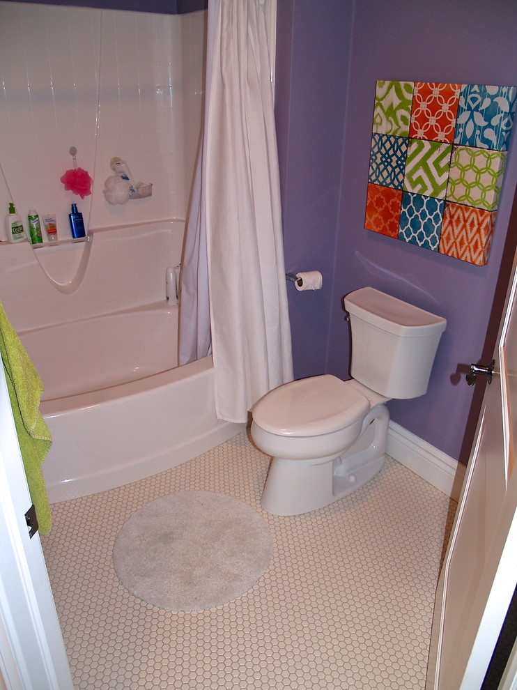 Immagine di una stanza da bagno per bambini chic di medie dimensioni con vasca ad alcova, WC a due pezzi, piastrelle bianche, piastrelle a mosaico, pareti viola e pavimento con piastrelle a mosaico