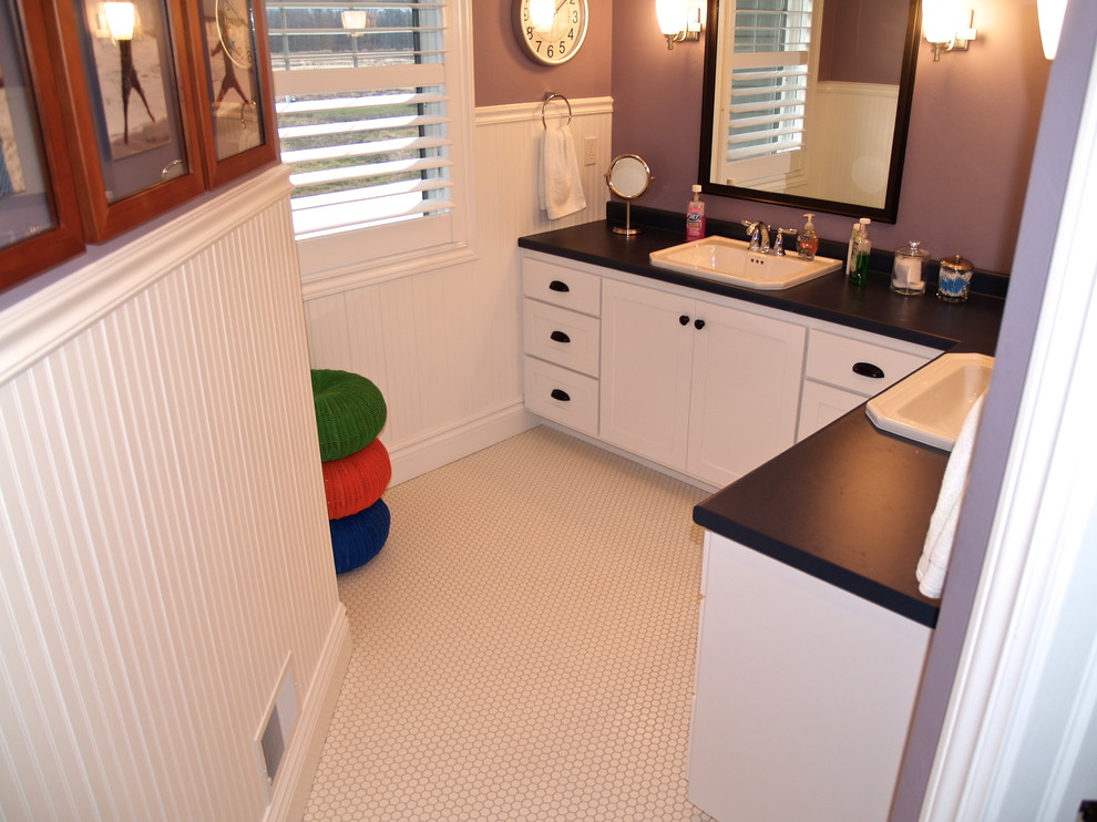 Foto di una stanza da bagno per bambini chic con piastrelle bianche, piastrelle a mosaico, pareti viola e pavimento con piastrelle a mosaico