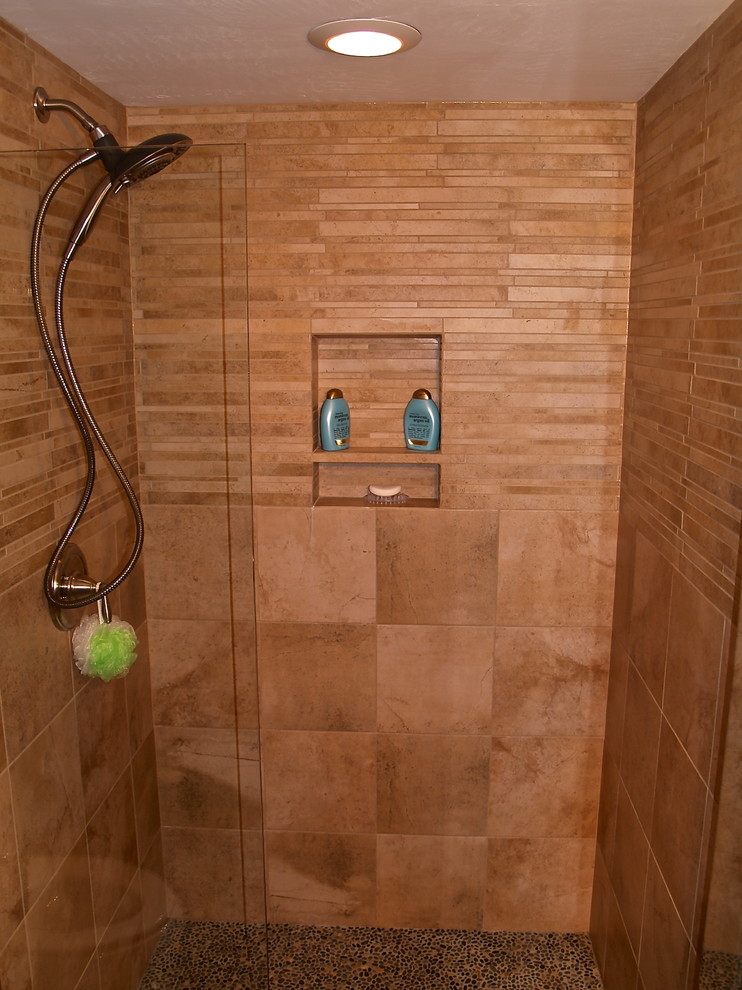 Idee per una stanza da bagno con doccia chic di medie dimensioni con ante con riquadro incassato, doccia alcova, piastrelle beige, piastrelle in gres porcellanato e pavimento con piastrelle di ciottoli