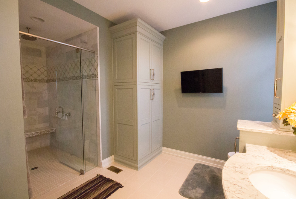 Klassisk inredning av ett mellanstort en-suite badrum, med möbel-liknande, grå skåp, en dusch i en alkov, vit kakel, marmorkakel, grå väggar, klinkergolv i keramik, ett undermonterad handfat, bänkskiva i kvartsit, vitt golv och dusch med gångjärnsdörr
