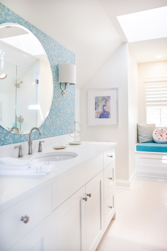 シカゴにあるトランジショナルスタイルのおしゃれな浴室 (シェーカースタイル扉のキャビネット、白いキャビネット、青い壁、セラミックタイルの床、オーバーカウンターシンク、クオーツストーンの洗面台、白い床、黄色い洗面カウンター) の写真