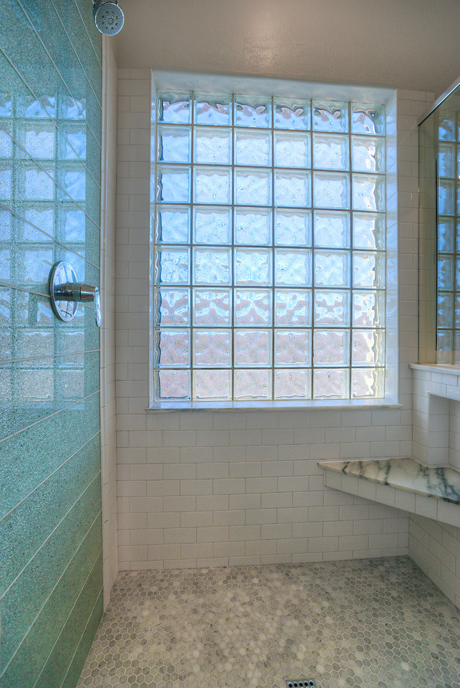 フェニックスにある中くらいなトランジショナルスタイルのおしゃれな浴室 (シェーカースタイル扉のキャビネット、白いキャビネット、分離型トイレ、青いタイル、ガラスタイル、グレーの壁、無垢フローリング、アンダーカウンター洗面器、大理石の洗面台) の写真