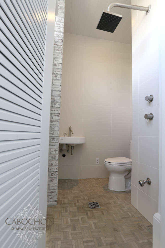 Mittelgroßes Klassisches Duschbad mit Wandwaschbecken, offener Dusche, Wandtoilette mit Spülkasten, weißen Fliesen, Porzellanfliesen, weißer Wandfarbe und Kalkstein in San Diego