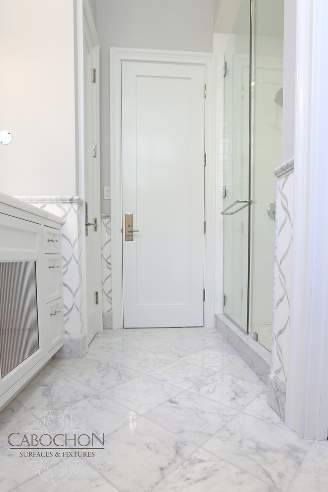 Idéer för ett mellanstort klassiskt badrum med dusch, med ett undermonterad handfat, luckor med infälld panel, vita skåp, marmorbänkskiva, en hörndusch, en toalettstol med separat cisternkåpa, vit kakel, keramikplattor, vita väggar och marmorgolv
