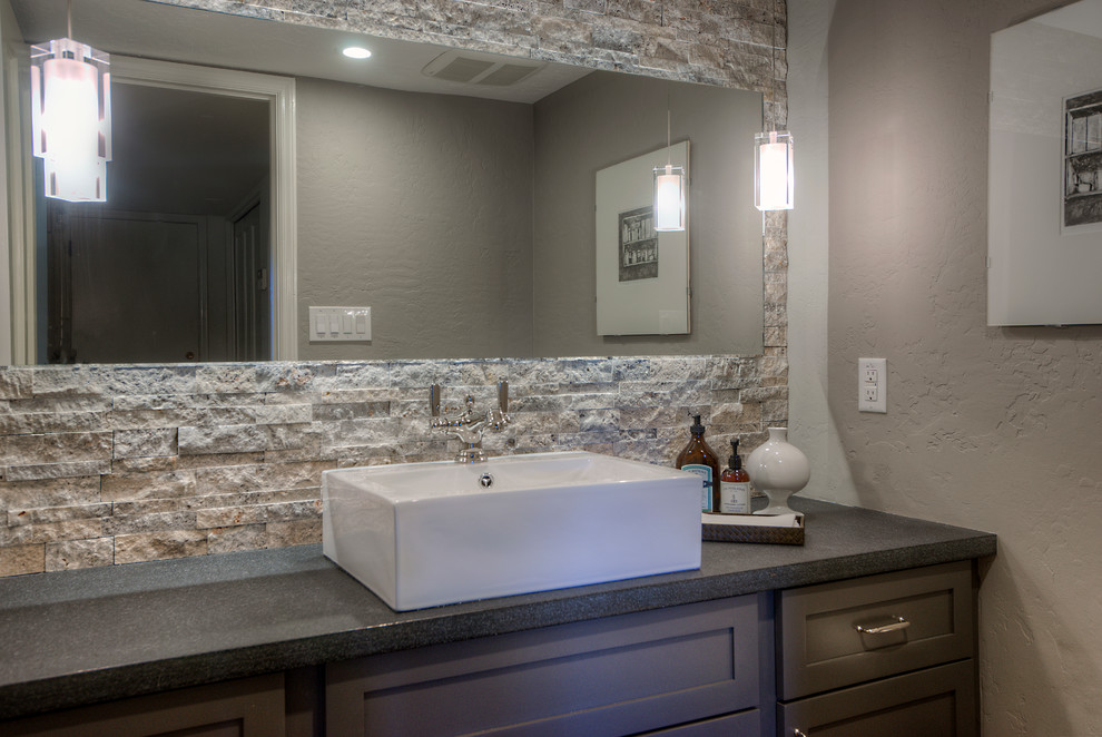 Esempio di una piccola stanza da bagno con doccia minimal con lavabo a bacinella, ante in stile shaker, ante grigie, top in granito, piastrelle grigie, piastrelle in pietra e pareti grigie