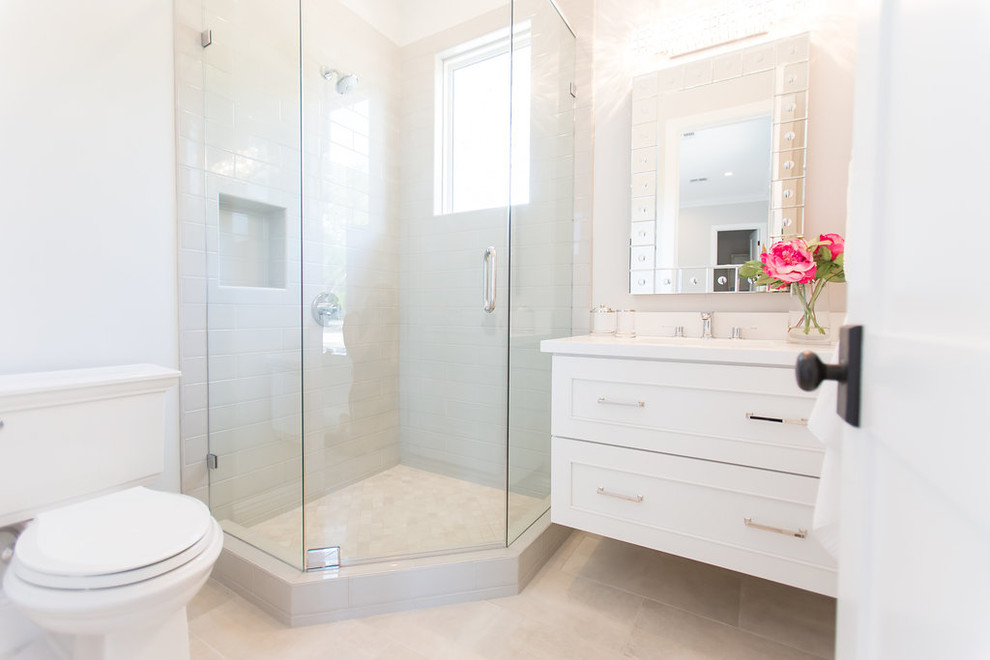 Пример оригинального дизайна: большая ванная комната в стиле неоклассика (современная классика) с белыми фасадами, унитазом-моноблоком, серыми стенами, врезной раковиной, душевой кабиной, фасадами с утопленной филенкой, плиткой кабанчик, мраморной столешницей, серым полом, угловым душем, белой плиткой, полом из керамогранита, душем с распашными дверями и белой столешницей