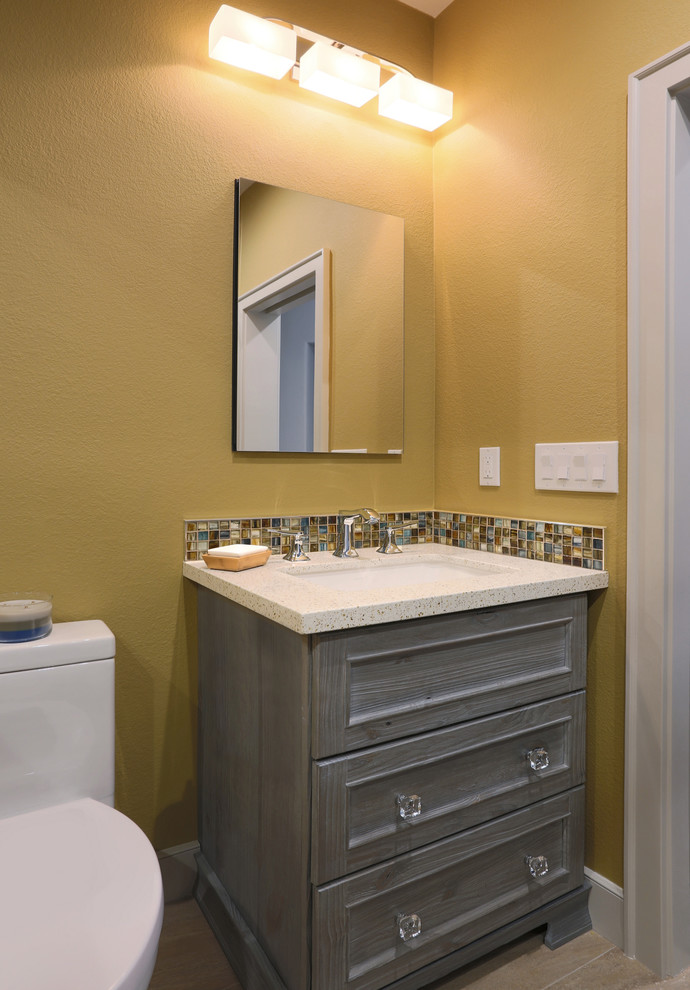 Пример оригинального дизайна: маленькая ванная комната в стиле неоклассика (современная классика) с серыми фасадами, угловым душем, бежевой плиткой и желтыми стенами для на участке и в саду