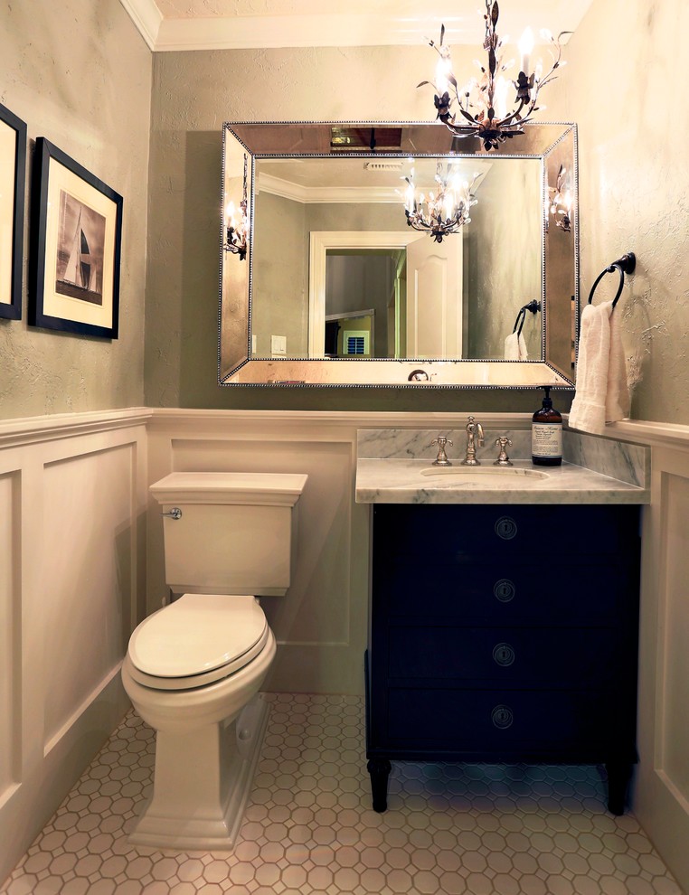 Idée de décoration pour une petite salle d'eau bohème en bois foncé avec un lavabo encastré, des carreaux de céramique, un mur gris, un sol en carrelage de céramique, un plan de toilette en marbre et un placard en trompe-l'oeil.