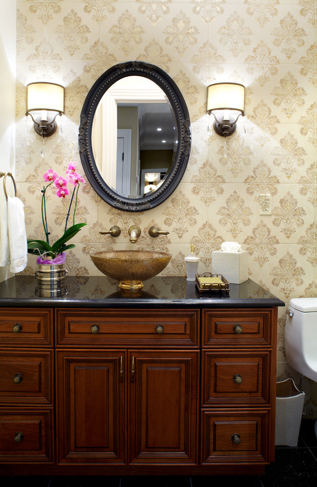 Inredning av ett klassiskt litet badrum med dusch, med ett fristående handfat, luckor med upphöjd panel, skåp i mellenmörkt trä, granitbänkskiva, en toalettstol med hel cisternkåpa, beige kakel, keramikplattor, beige väggar och marmorgolv