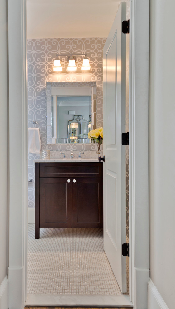 Inspiration för mellanstora klassiska badrum med dusch, med skåp i shakerstil, skåp i mörkt trä, vit kakel, mosaik, grå väggar, klinkergolv i porslin, ett undermonterad handfat och marmorbänkskiva