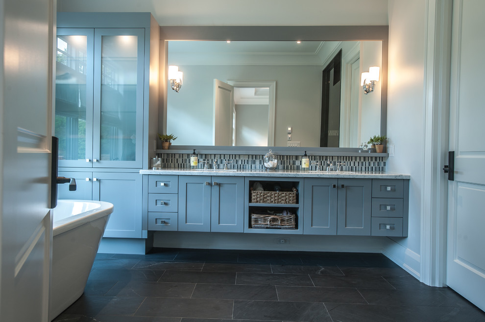 Идея дизайна: главная ванная комната в стиле неоклассика (современная классика) с фасадами в стиле шейкер