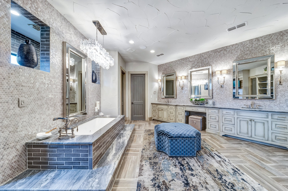 Inspiration för klassiska grått en-suite badrum, med luckor med infälld panel, skåp i slitet trä, ett undermonterat badkar, våtrum, mosaik, vita väggar, ett undermonterad handfat, brunt golv och med dusch som är öppen