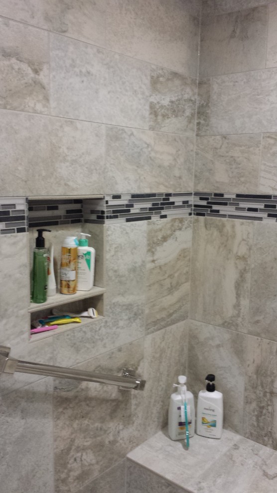 Ejemplo de cuarto de baño principal clásico renovado grande con baldosas y/o azulejos beige y baldosas y/o azulejos de porcelana