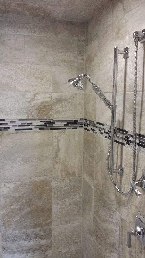 Imagen de cuarto de baño principal clásico renovado grande con baldosas y/o azulejos beige y baldosas y/o azulejos de porcelana