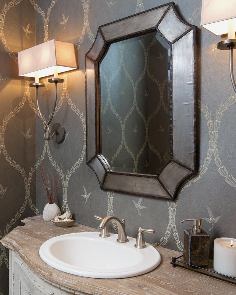 Foto de cuarto de baño tradicional renovado con lavabo encastrado, puertas de armario blancas, encimera de madera y paredes grises