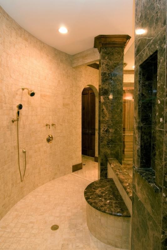 Réalisation d'une grande salle de bain principale tradition avec une douche à l'italienne, WC à poser et un carrelage de pierre.