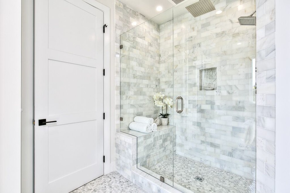 Bild på ett mellanstort vintage badrum med dusch, med skåp i shakerstil, vita skåp, en dusch i en alkov, grå kakel, marmorkakel, grå väggar, mosaikgolv, ett undermonterad handfat, marmorbänkskiva, grått golv och dusch med gångjärnsdörr