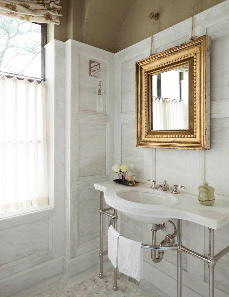 Стильный дизайн: ванная комната в классическом стиле с коричневыми стенами, консольной раковиной, разноцветным полом, белой столешницей и окном - последний тренд