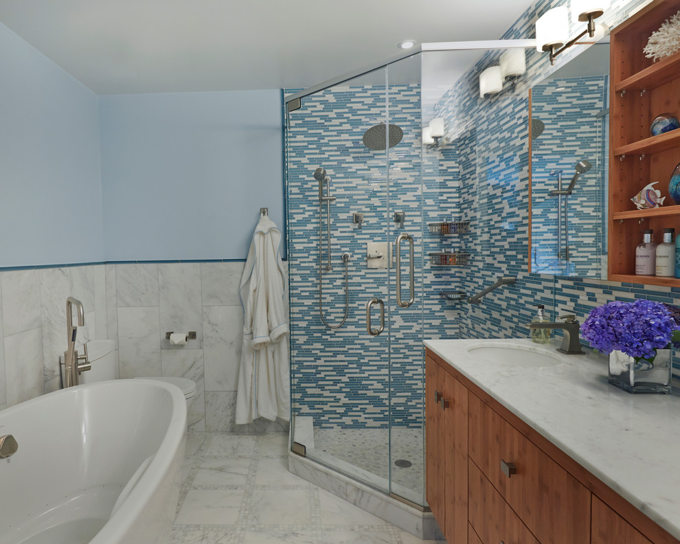 Réalisation d'une salle de bain principale tradition en bois brun de taille moyenne avec un lavabo encastré, un placard à porte plane, une baignoire indépendante, une douche d'angle, WC à poser, un mur bleu, un plan de toilette en marbre, un carrelage blanc, un carrelage de pierre et un sol en marbre.