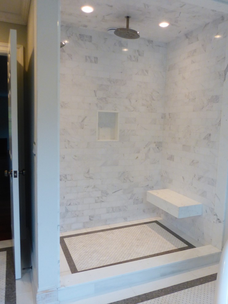 Foto de cuarto de baño tradicional renovado grande con bañera exenta, baldosas y/o azulejos blancos y baldosas y/o azulejos en mosaico
