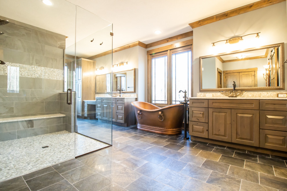 Großes Rustikales Badezimmer En Suite mit hellen Holzschränken, freistehender Badewanne, offener Dusche, Marmorfliesen und Falttür-Duschabtrennung in Cleveland