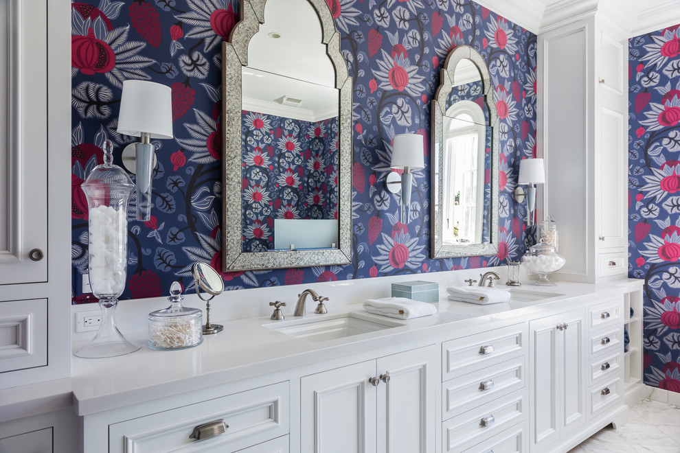 Exempel på ett stort klassiskt en-suite badrum, med luckor med profilerade fronter, vita skåp, vit kakel, stenhäll, bänkskiva i kvartsit, flerfärgade väggar, marmorgolv, ett undermonterad handfat och vitt golv