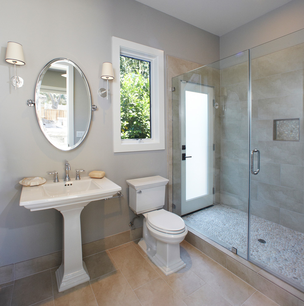 Стильный дизайн: ванная комната: освещение в стиле неоклассика (современная классика) с раковиной с пьедесталом - последний тренд